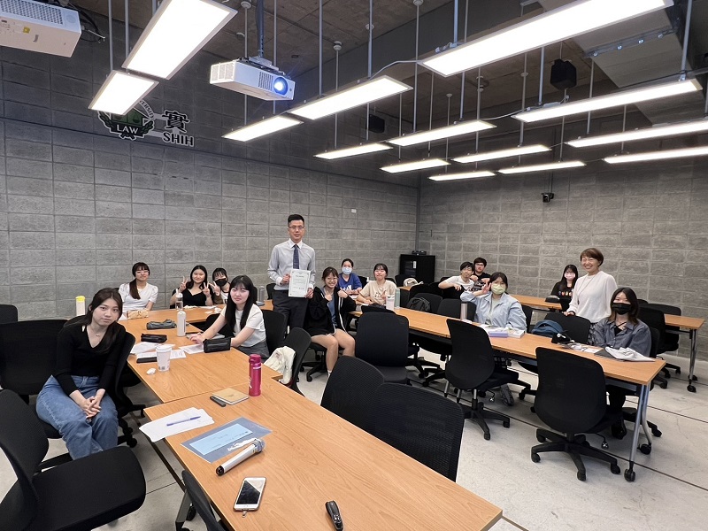 【實踐大學：講授法律專業與時尚間的交集，以近期的時尚圈爭議時事以及時尚設計所涉及之抄襲與法律保護議題進行解說】